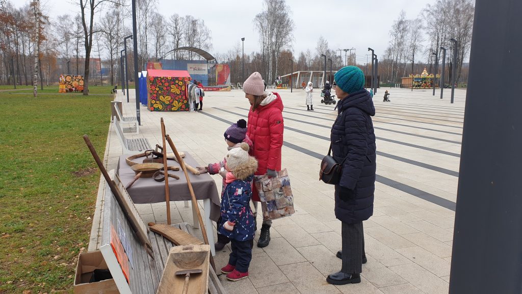 Выставка в городском парке "Как предки в старину"