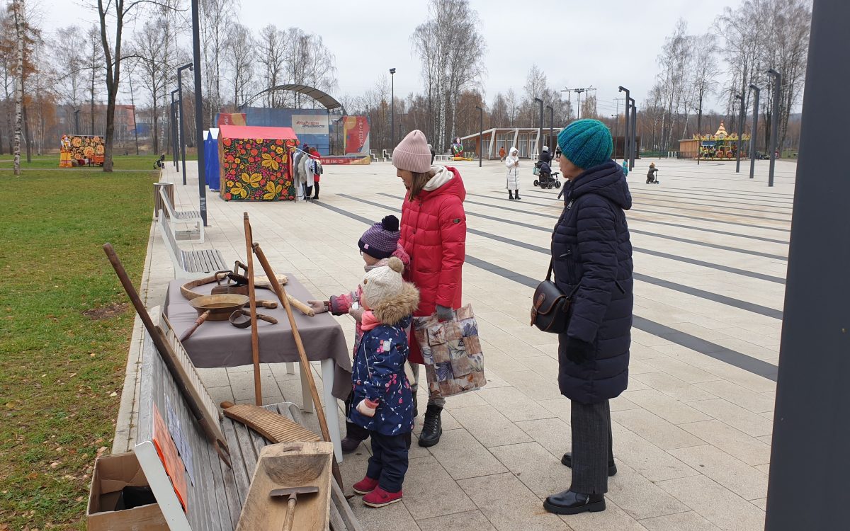 Выставка в городском парке "Как предки в старину"