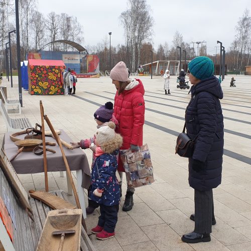 Выставка в городском парке "Как предки в старину"