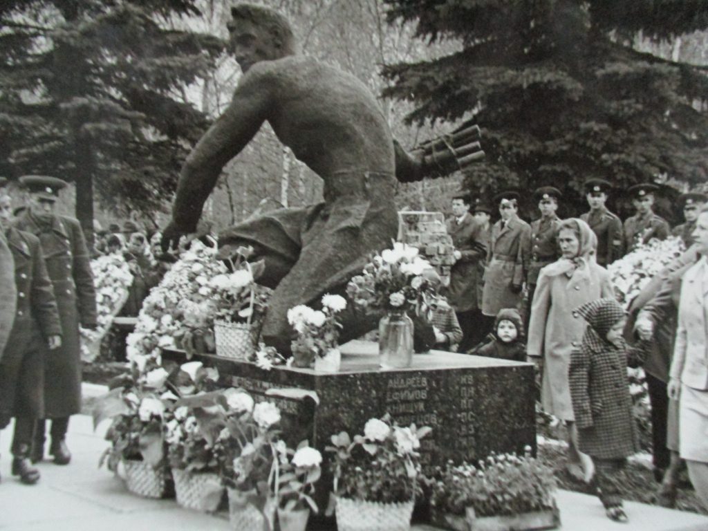 Онлайн-выставка «Памятники павшим героям»