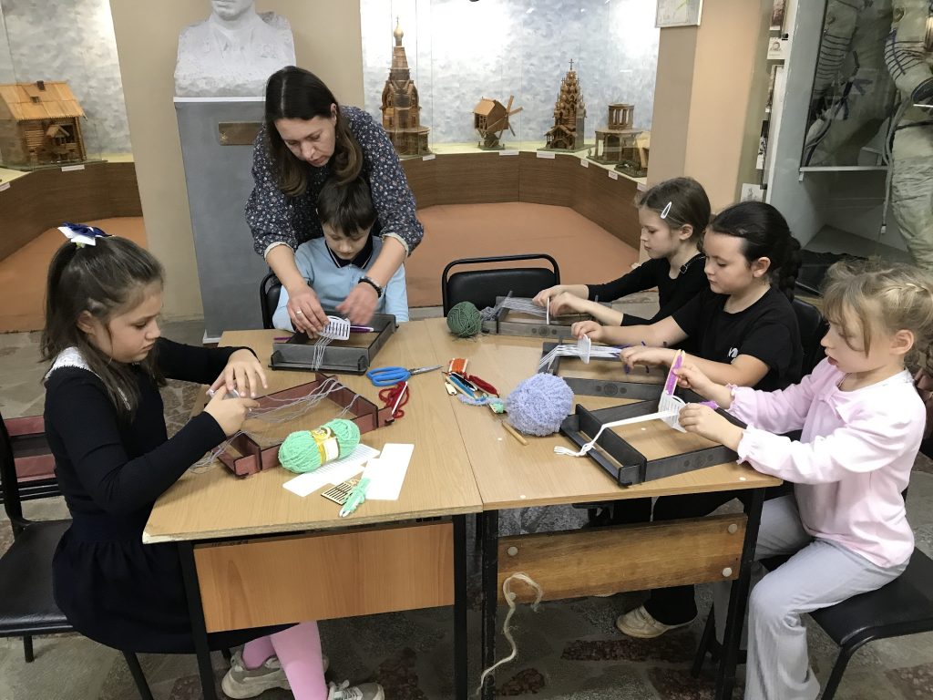 Занятия по ручному ткачеству в Ивантеевском историко-краеведческом музее