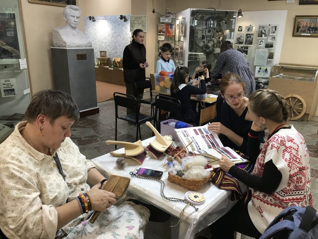 Занятия по ручному ткачеству в Ивантеевском историко-краеведческом музее